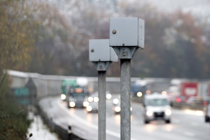 Der Blitzer am Bielefelder Berg ist von Autofahrern weit gefürchtet - er löst pro Tag mehr als 300 Mal aus.