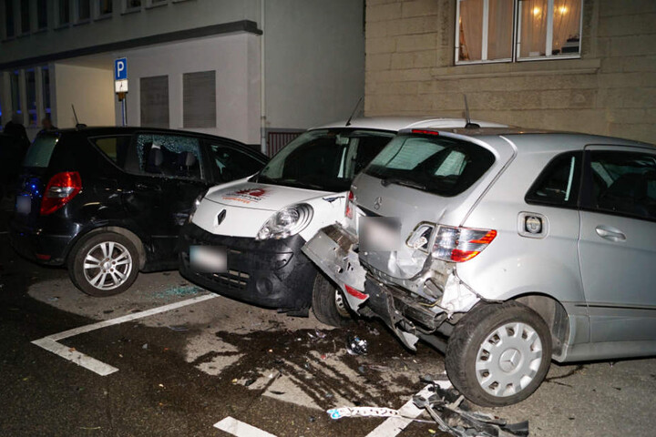 In diese geparkten Autos krachte der Benz.