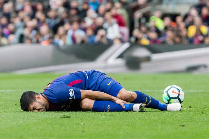 Luis Suarez fällt aufgrund seiner Knieverletzung mindestens für vier Monate aus.