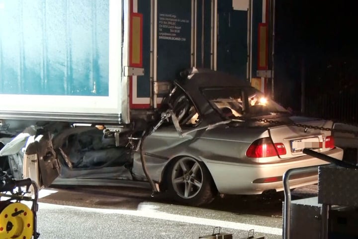 Der BMW wurde durch die Wucht des Aufpralls teilweise unter den Lkw geschoben.