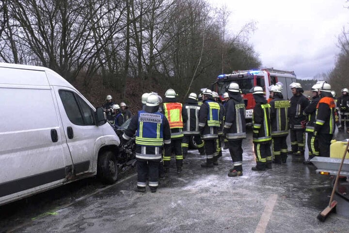 Zahlreiche Rettungskräfte stehen an der Unfallstelle.