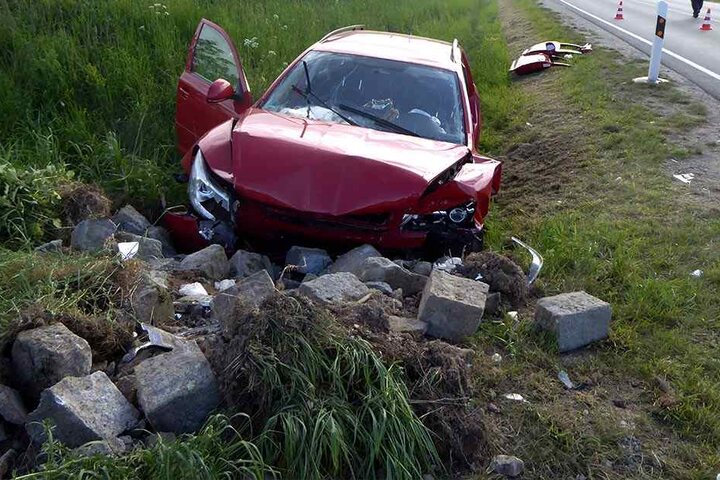 Die Feuerwehr musste den schwer verletzten Fahrer aus dem Skoda schneiden, der Beifahrer verstarb noch am Unfallort.
