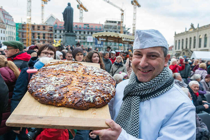 Rico Uhlig, Obermeister der Bäckerinnung, mit der kleinen Version vom Reformationsbrot.