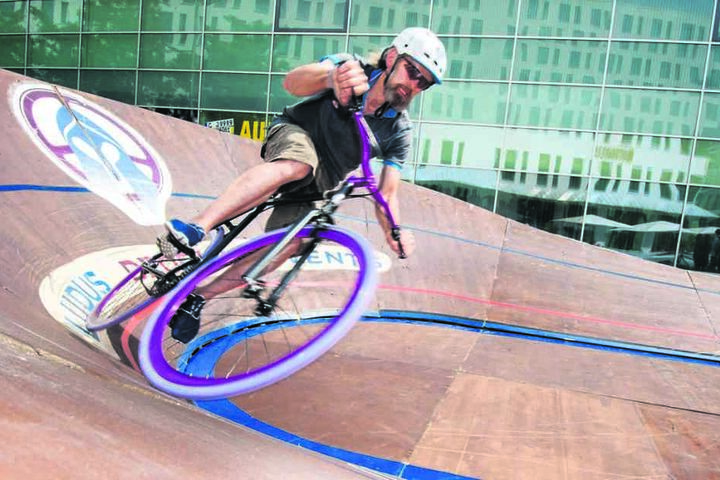 Weltmeister Andreas Bach (48) raste auf dem Düsseldorfer Platz durch sein
„Mini-Drome“.