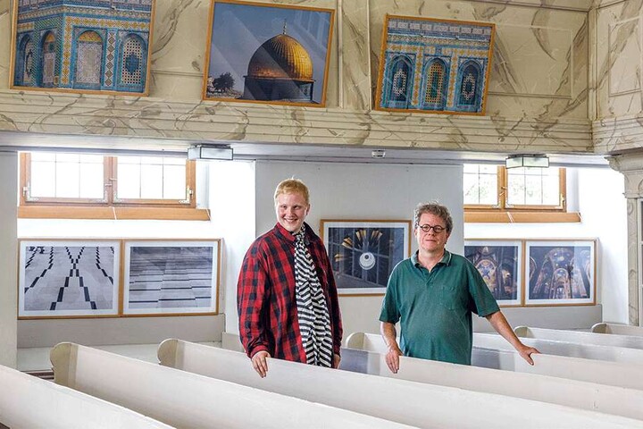 Seine Fotos zieren jetzt die Weinbergkirche in Pillnitz: Steinfeldt mit Matthias Lugenheim (50), Chef der Interessengemeinschaft Weinbergkirche Pillnitz.