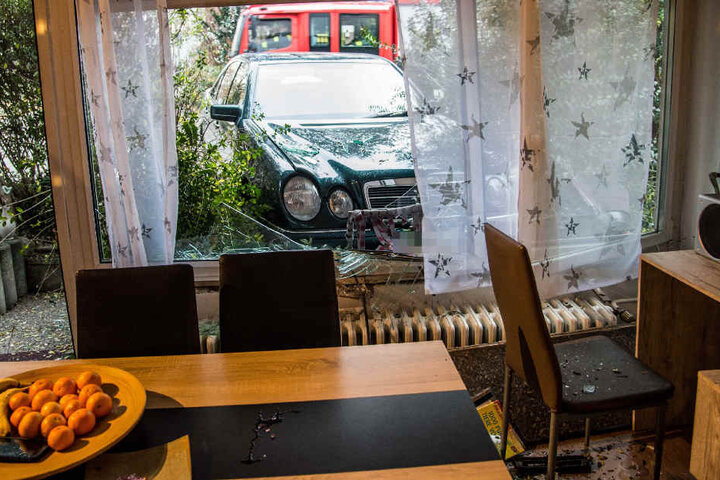 Der Mercedes landete offenbar im Wohnzimmer einer Familie.