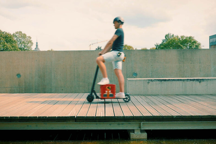 Wie praktisch: Mit einem E-Roller kann man auch einen Kasten Bier transportieren. Im öffentlichen Raum sollte man das aber lieber nicht tun wegen der Unfallgefahr.
