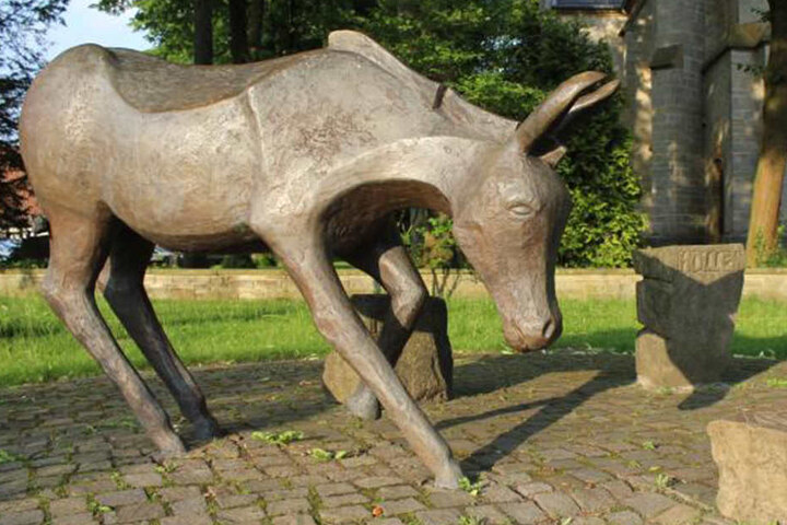 Isselhorsts Wahrzeichen ist der Esel auf dem Dorfplatz.