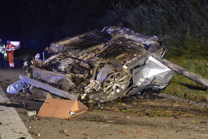 Das Auto überschlug sich mehrfach und kam auf dem Dach völlig zerstört zum Liegen.