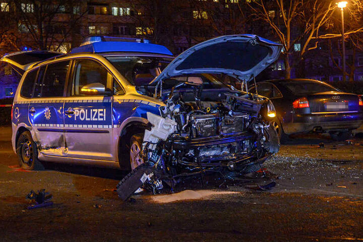 Alle Fahrzeuge wurden bei dem Unfall schwer beschädigt. Sie mussten abgeschleppt werden.