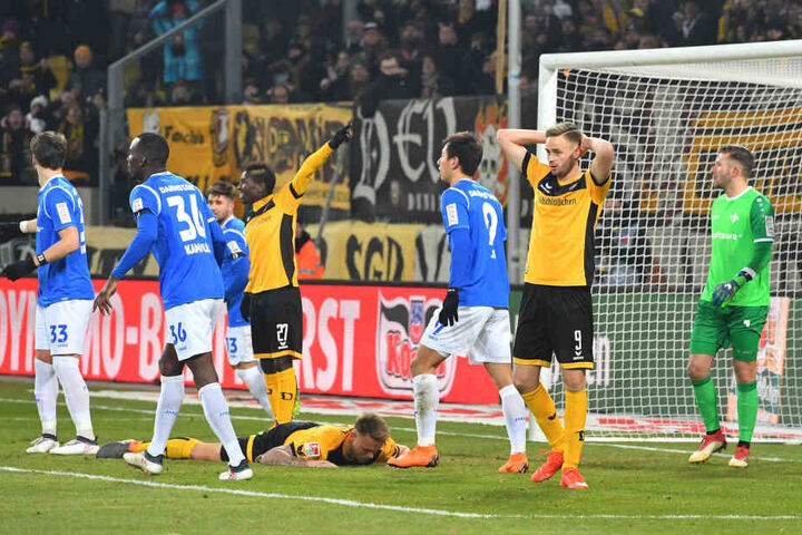 Einfach nur bitter! Dynamo nach der besten Chance von Marcel Franke (am Boden) zum Ende der ersten Halbzeit.