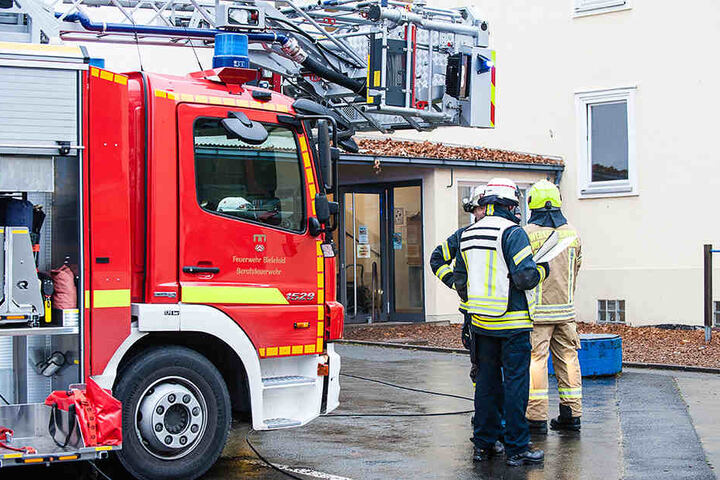Mit Atemschutzmasken gingen die Einsatzkräfte in den Keller.