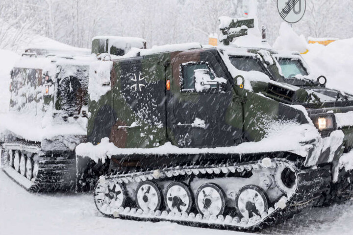 Nur die Bundeswehr kommt mit ihren Fahrzeugen gegen die Schneemassen noch an.