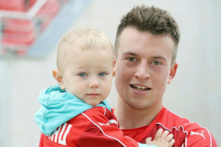 Schönes Bild: Patrick Göbel nahm seinen Neffen Paul, den Sohnemann von Bruder Christoph, auf den Arm und feierte mit ihm gemeinsam den Sieg gegen Aalen.