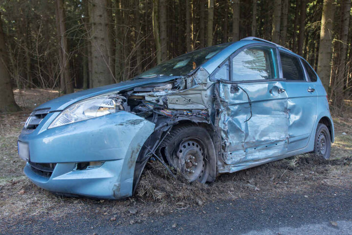 Der Honda wurde auf der Fahrerseite stark demoliert.