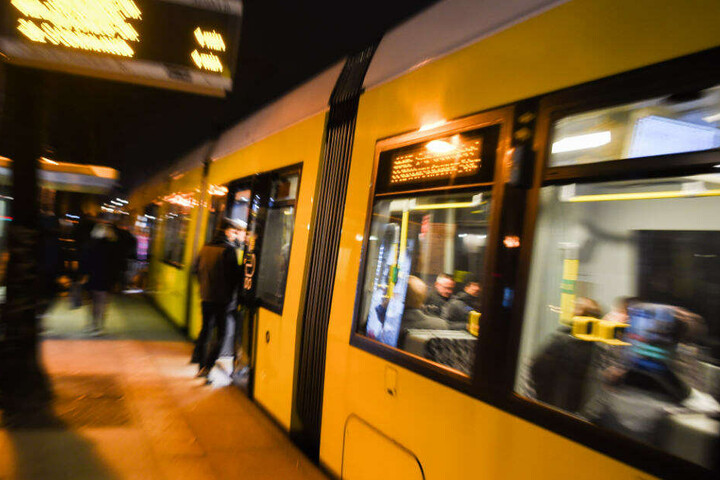 Gegen 2:55 Uhr schlief ein 49-Jähriger in einer S-Bahn der Linie 9 auf der Fahrt vom Bahnhof Bellevue zum Zoologischen Garten. (Symbolbild)