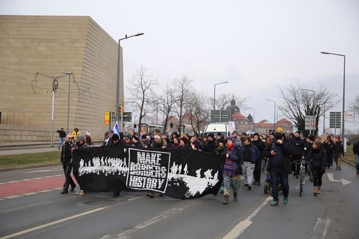 Gegendemonstranten auf dem Weg zu den jeweiligen Kundgebungen.