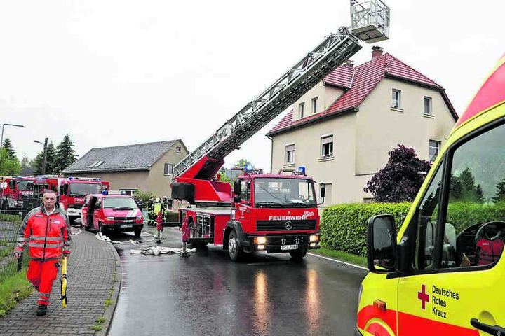 Vier Freiwillige Feuerwehren bekämpften den Wohnhausbrand in der Waldenburger Straße.