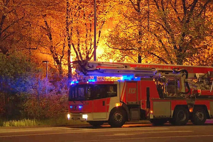 Der Himmel war durch die Flammen lichterloh erleuchtet, als die Feuerwehr anrückte.
