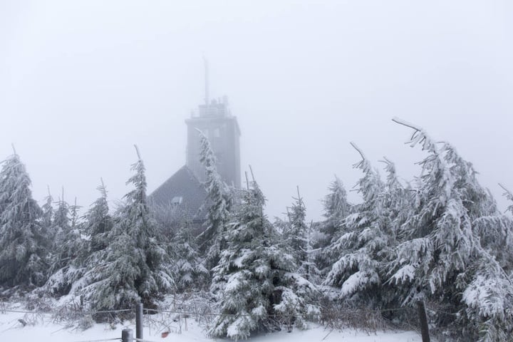 Nur auf dem Fichtelberg kann man derzeit eine weiße Winterlandschaft erleben.
