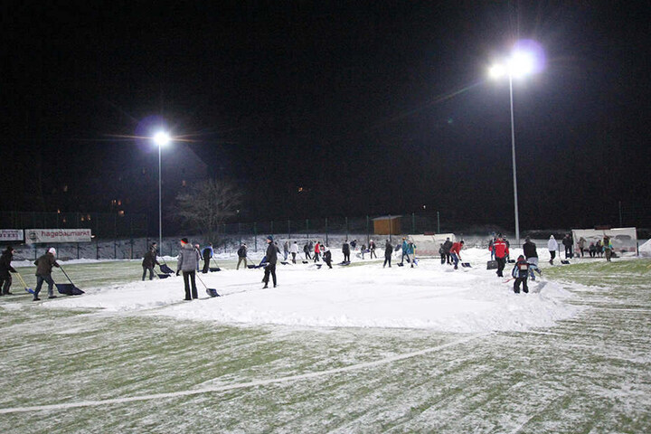 Im Januar 2017 musste der Platz von Lok Zwickau vom Schnee befreit werden.