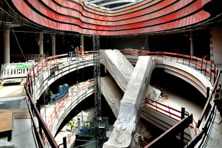 Die Expressrolltreppe führt auf 28 Meter Länge direkt in die LOOM Kitchen.