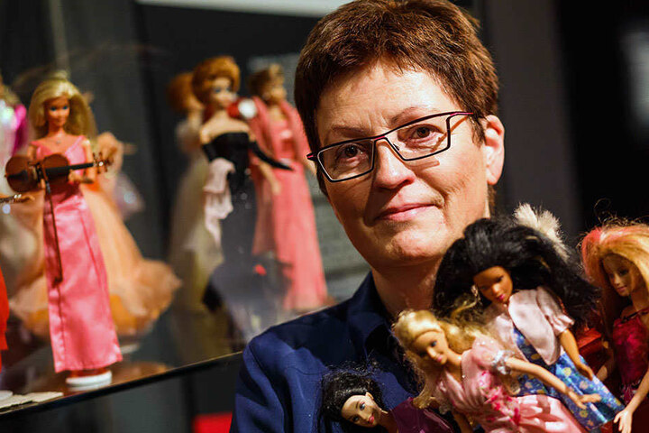 Die stellvertretende Museumsleiterin Kathrin Panne im Bomann Museum in Celle im Rahmen der Ausstellung "Busy Girl" 2016.