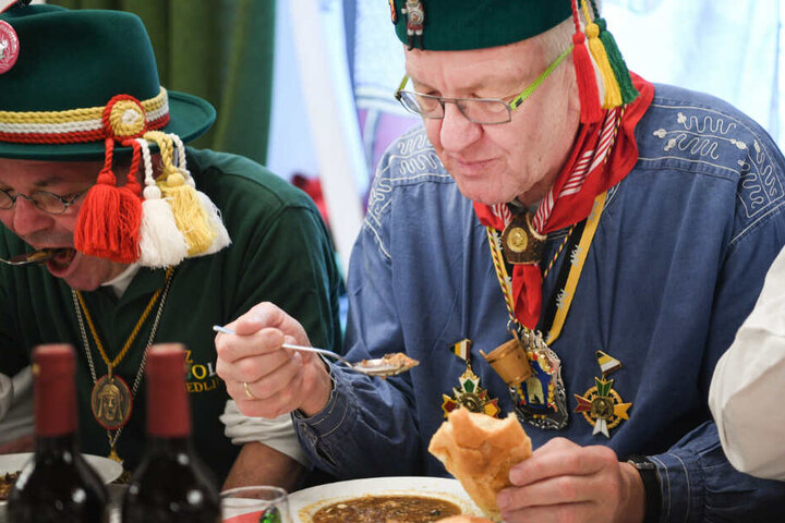 Der Ministerpräsident Winfried Kretschmann isst "Froschkutteln" im letzten Jahr.