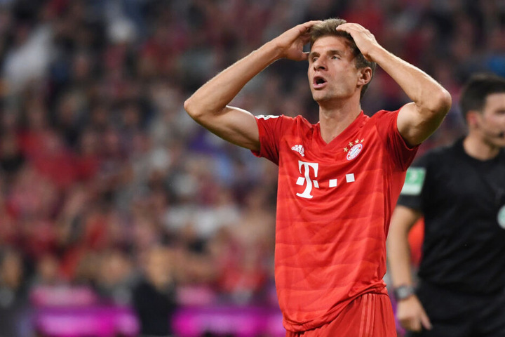 Thomas Müller fasst sich nach einer verpassten Torchance an den Kopf.