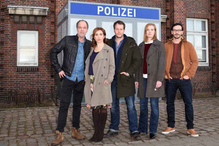 Die Schauspieler Marek Erhardt (von links nach rechts), Kathrin Angerer, Mirko Lang, Anna von Haebler und Arnel Taci spielen in der ZDF-Serie "SOKO Hamburg" mit.