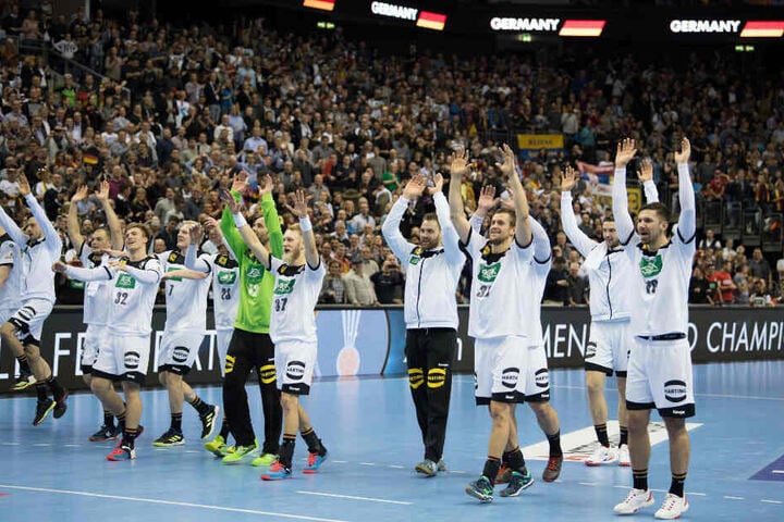 Die deutschen Spieler verabschieden sich nach Spielende vom Berliner Publikum in der Mercedes Benz-Arena.