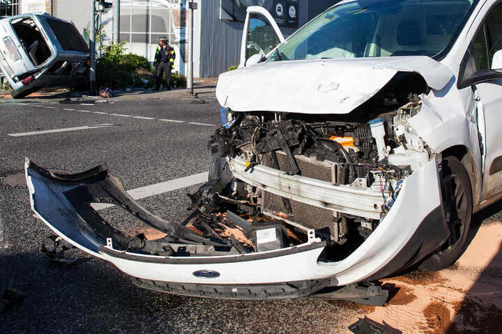 Auch das zweite an dem Unfall beteiligte Auto wurde schwer beschädigt.