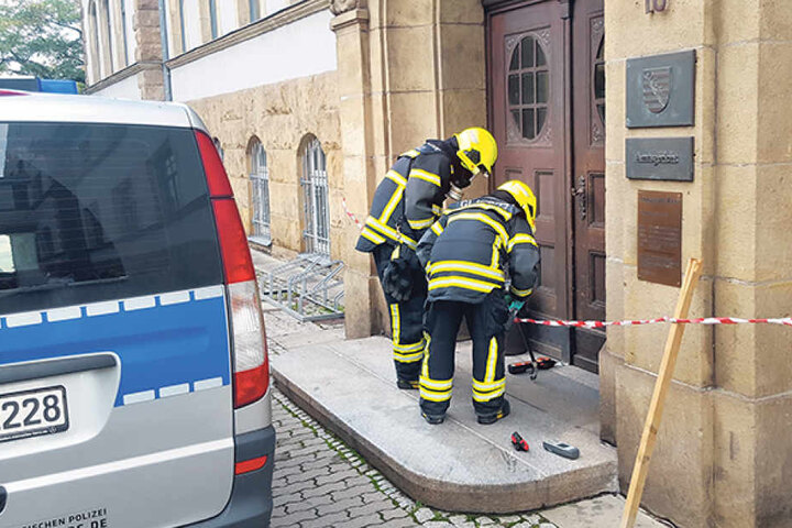 Unter Atemschutz untersuchte die Feuerwehr Glaubitz die Scherbe auf
gefährliche Stoffe.