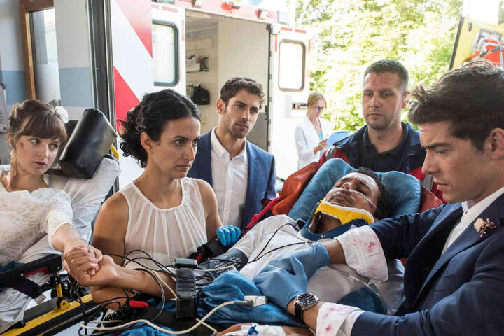 Ein schrecklicher Unfall sorgt für zwei Hochzeitspaare in der Notaufnahme.