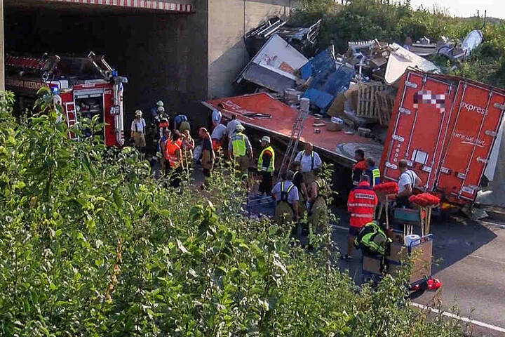 Der Lastwagen-Fahrer überlebte den Unfall schwer verletzt.