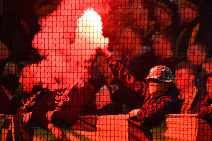 Nach dem 1:0 zündeten die Fans im K-Block Pyro.