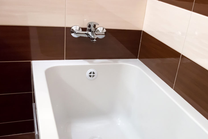 Die Pflegeoma soll das Kind erwürgt und in der Badewanne abgelegt haben. (Symbolbild)