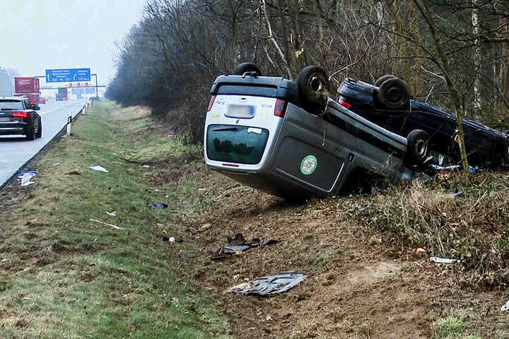 Nach dem Eisregen haben sich auf der spiegelglatten A10 zwei Autos überschlagen.