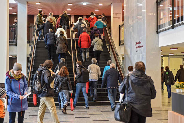 Die Besucher durften am Samstag erstmals die neue Zentralbibliothek erkunden.