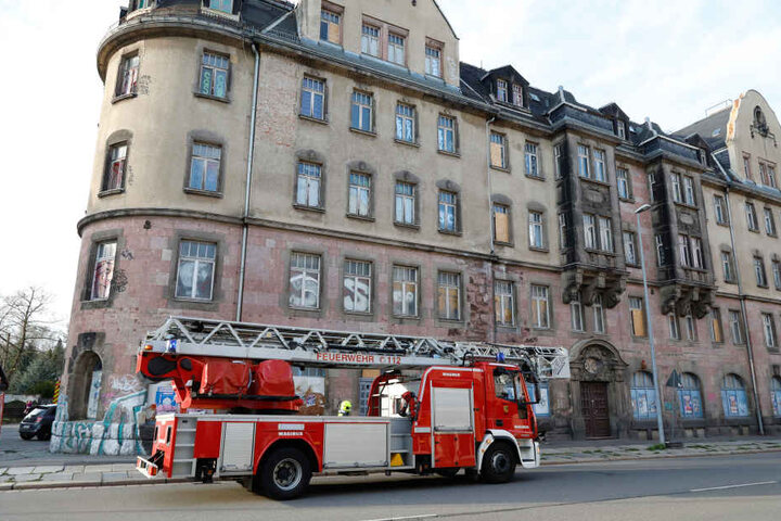 Die Feuerwehr rückte an weil Unbekannte im Haus Müll angezündet hatten.