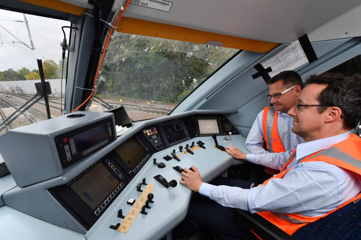 Versuchslokführer Stefan Sroka (r) und Karsten Specht (l) testen die neue Strecke.