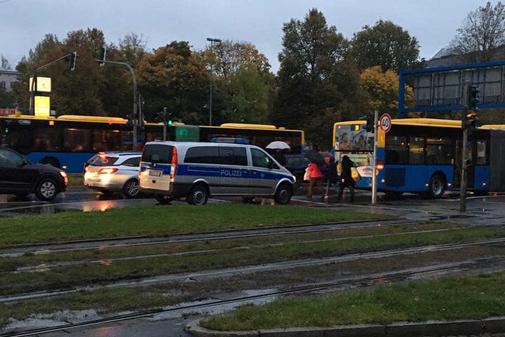 An der Zentralhaltestelle bewegt sich derzeit wenig, die Polizei ist vor Ort.