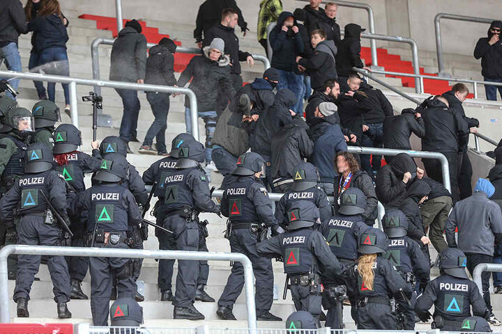 Zwei Polizisten wurden bei dem Einsatz im Stadion verletzt.