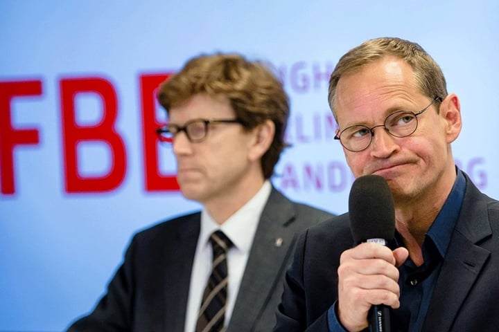 Der Staatssekretär für Flughafenkoordination, Engelbert Lütke Daldrup (l) hatte die Anzeige ins Rollen gebracht. Hier sitzt er auf einer Pressekonferenz neben dem Regierenden Bürgermeister, Michael Müller (SPD).