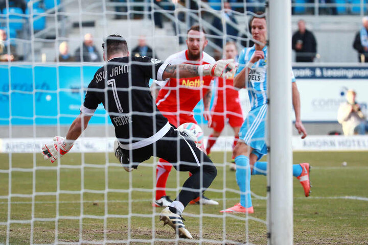 SSV-Torhüter Pentke sichert den Ball gegen Tim Danneberg.