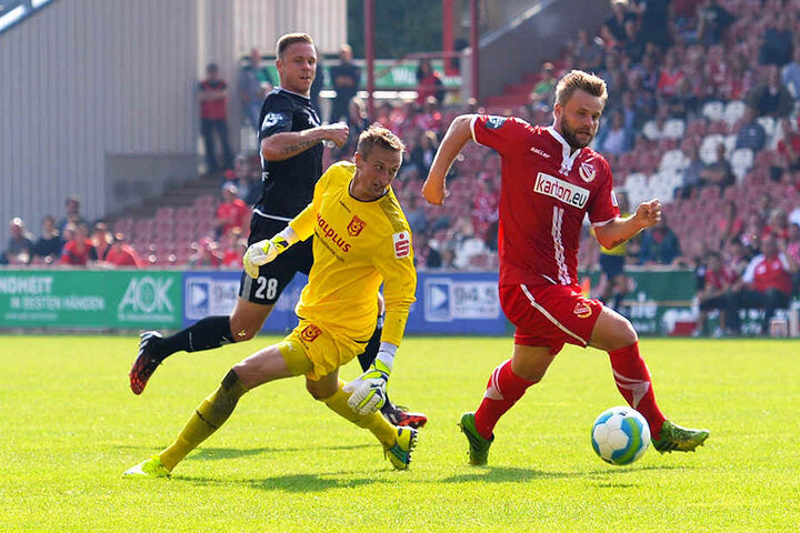 Pierre Kleinheider (links-vorne), hier im Trikot des Halleschen FC war in einen schweren Verkehrsunfall verwickelt.