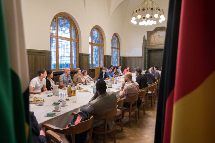 Zur Einbürgerungsfeier begrüßte Oberbürgermeisterin Barbara Ludwig (56, SPD) rund 20 Neuchemnitzer mit einem Kaffeetrinken im Grünen Salon und anschließender Führung durchs Rathaus.