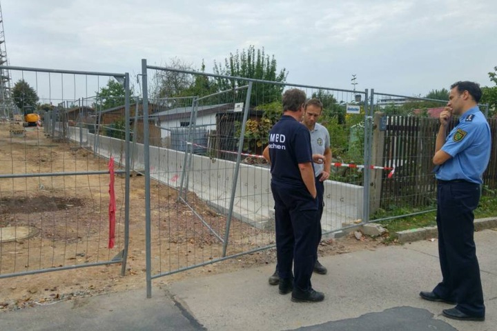Thomas Geithner (rechts) von der Polizei Dresden beobachtet kritisch die Situation.