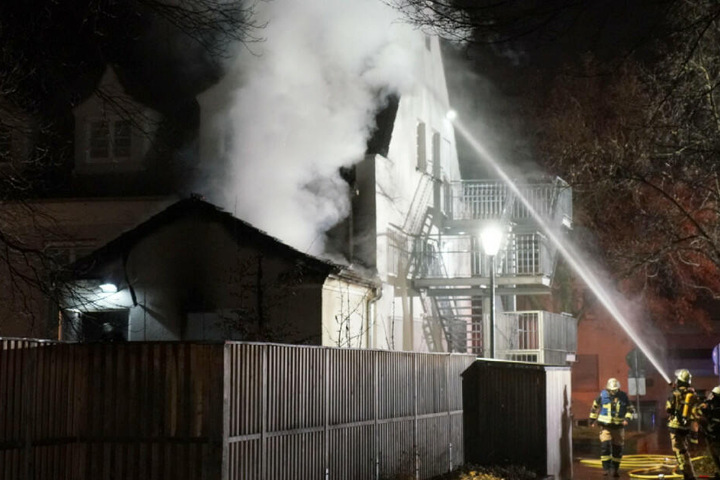 Ein Feuerwehrmann verletzte sich bei den Löscharbeiten leicht.