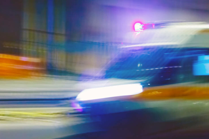 Beide Männer mussten in ein Krankenhaus gebracht werden. Lebensgefahr hat nach Angaben der Polizei aber nicht bestanden (Symbolbild)